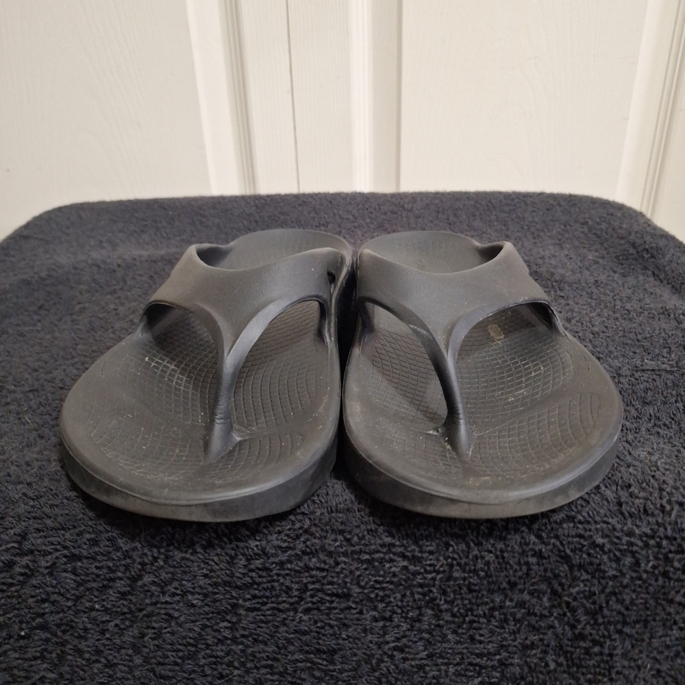 OOFOS Black Slip On Slides Thong Flip Flops Sandals- M8/W10